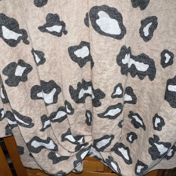 Raw Edge vneck cheetah print sweater with front knot size medium - Picture 5 of 6